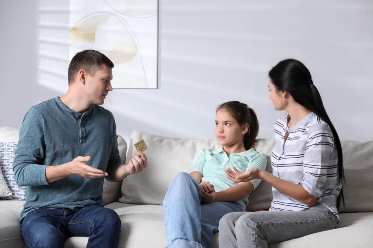 Con tìm hiểu “chuyện người lớn” trên mạng, cha mẹ cần nói gì để con hiểu đúng?